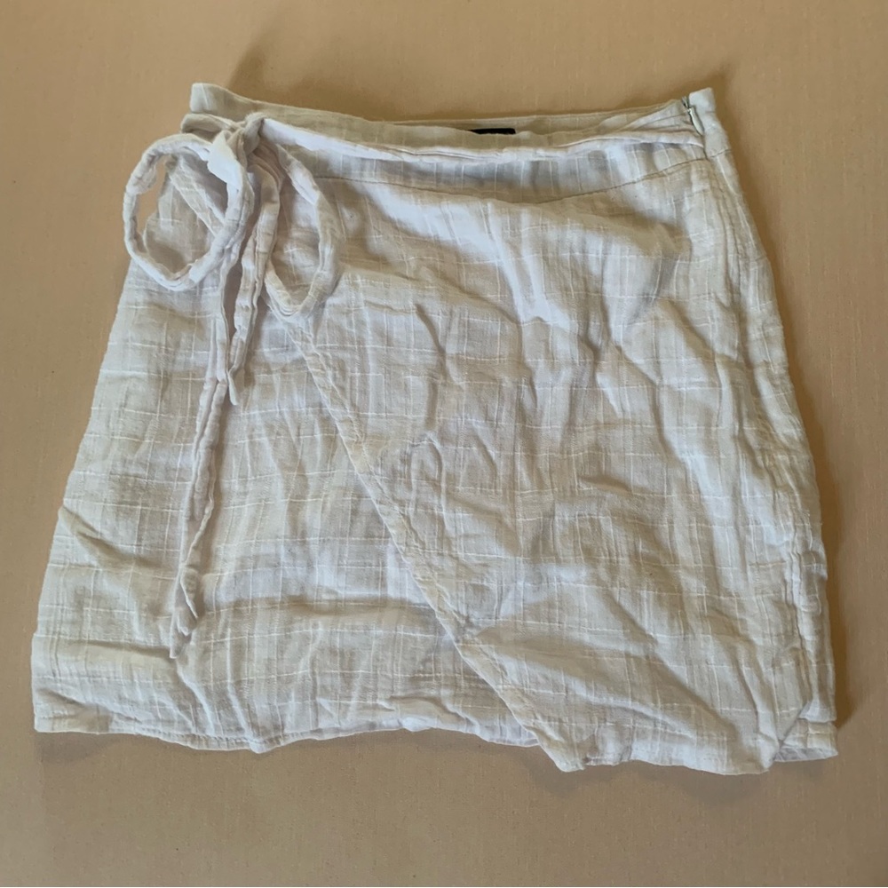 One Way Size 8 White Mini Skirt with tie detailing and zipper. Waist Size 25”
